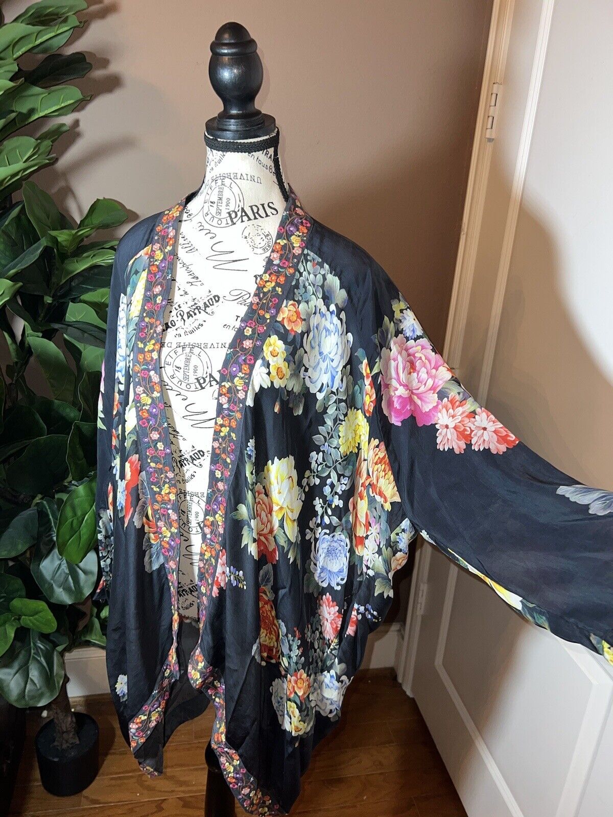 Johnny Was Silky Floral Kimono  Heavily Embroidered Trim L Large Pockets