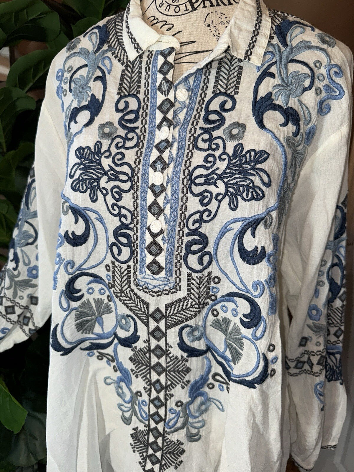 Johnny Was XL Blue & White Button Up Blouse Shirt Embroidered Floral Top Cool Johnny Was