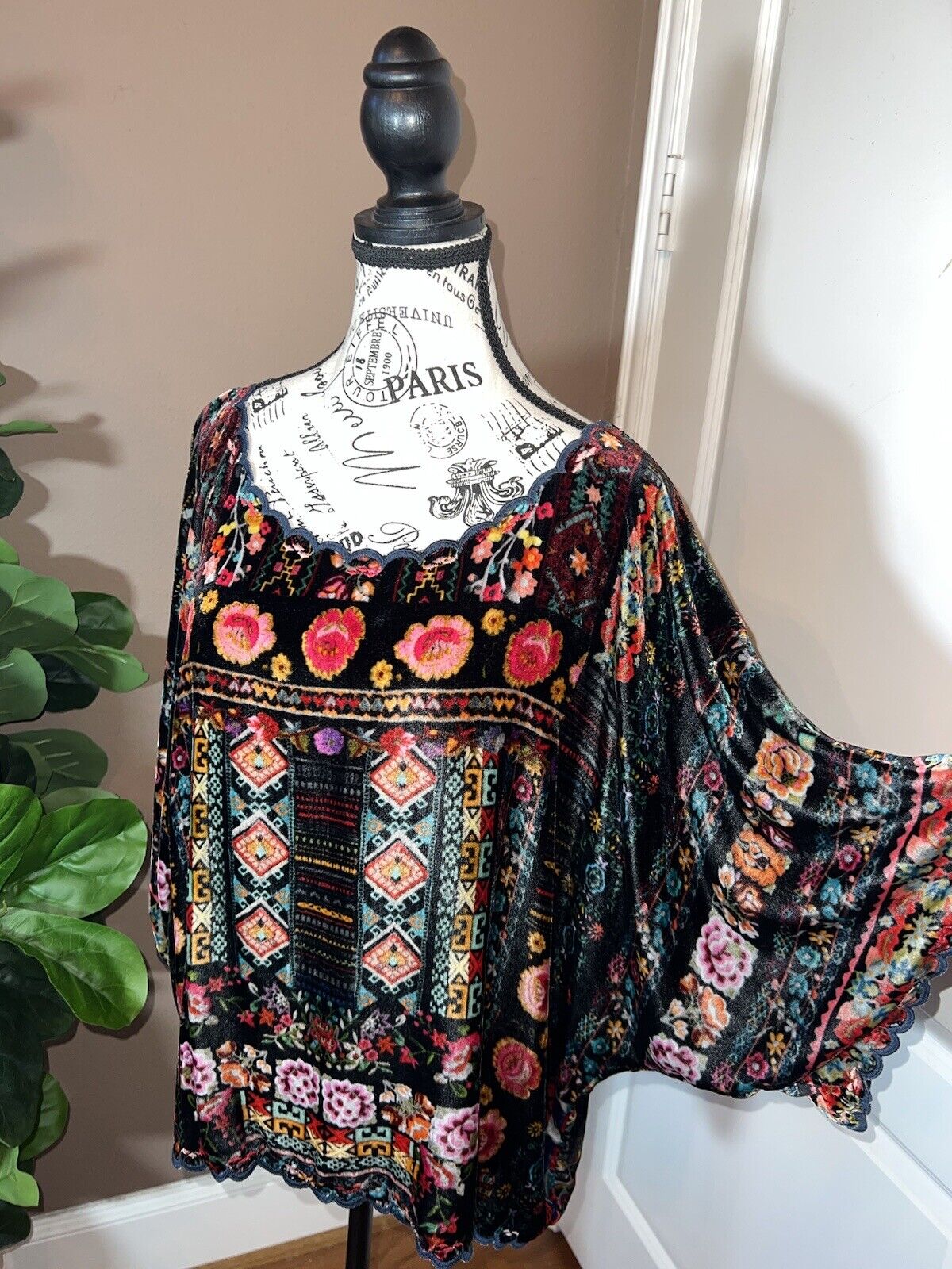 Johnny Was Black & Floral Velvet Tunic Top L Large Peasant  Roses Kimono