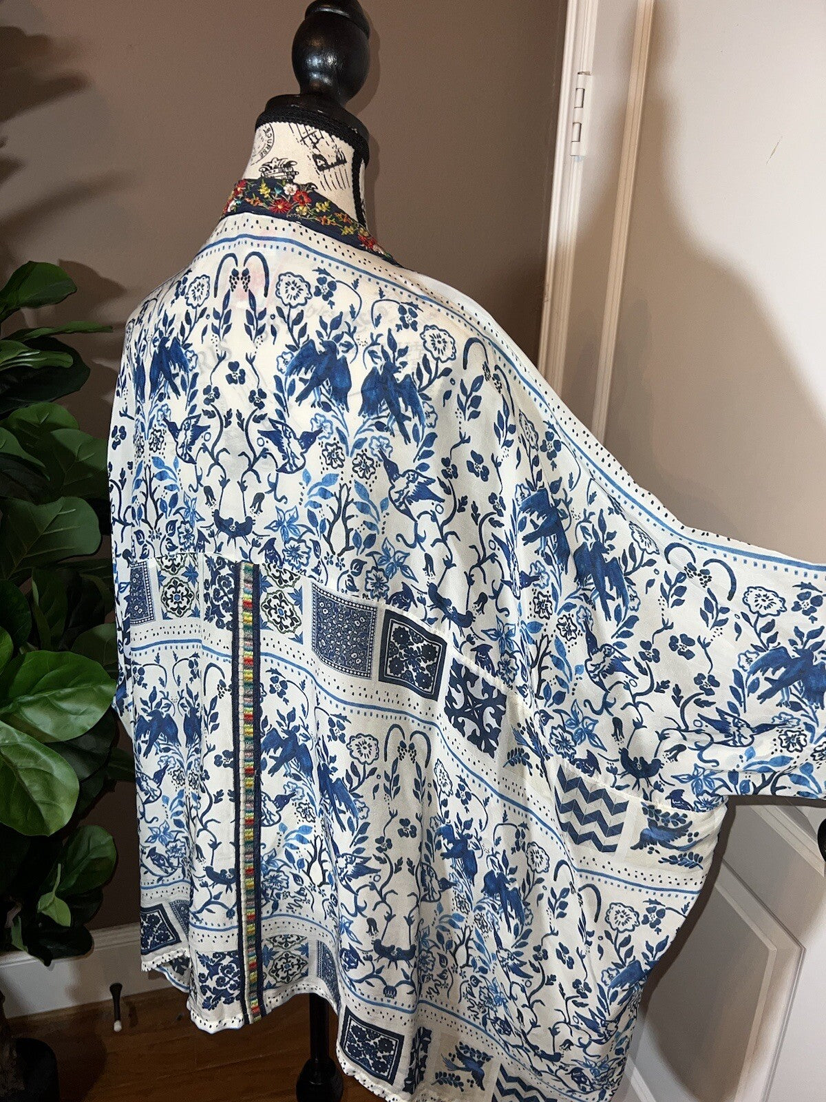 Johnny Was L Large Silky Kimono Blue & White Flowy Lightweight Cool BOHO Jacket Johnny Was