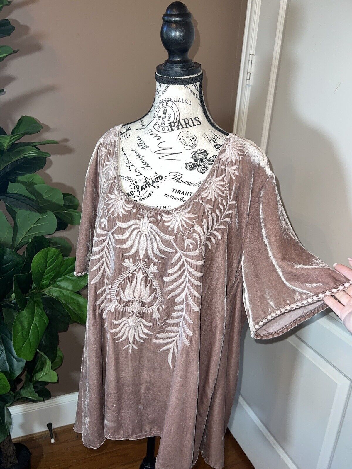 Johnny Was Dusty Rose Pink Velvet Embroidered Tunic Top Flutter Sleeve 1XL 1X XL