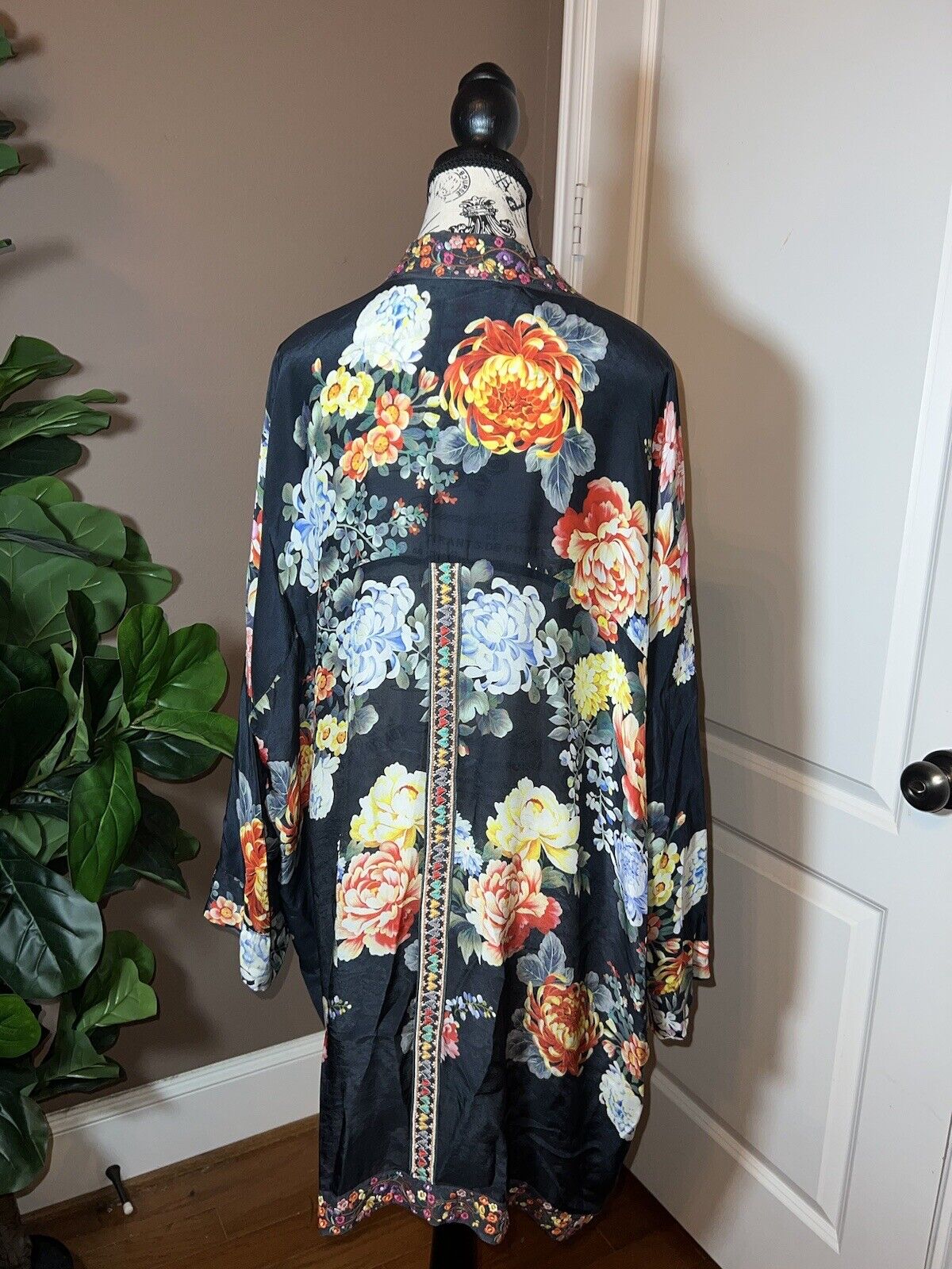 Johnny Was Silky Floral Kimono  Heavily Embroidered Trim L Large Pockets