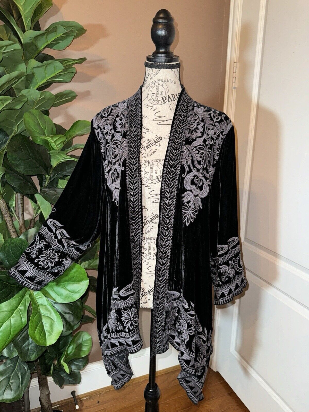 Johnny Was XL 1X 1XL Black Velvet Tonal Embroidery Kimono Handkerchief