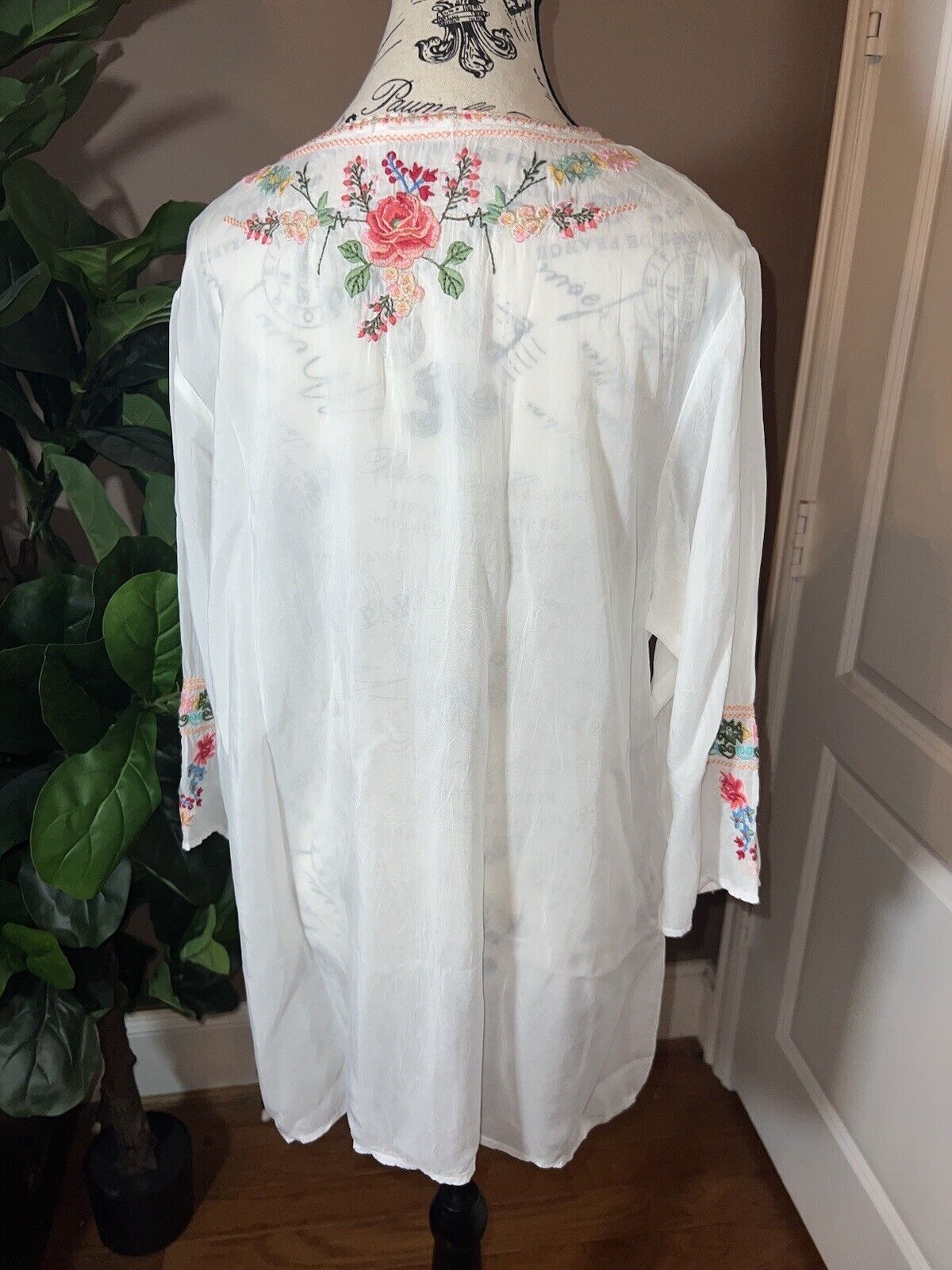 Johnny Was Silky White Embroidered Peasant Blouse Top Tunic L Large