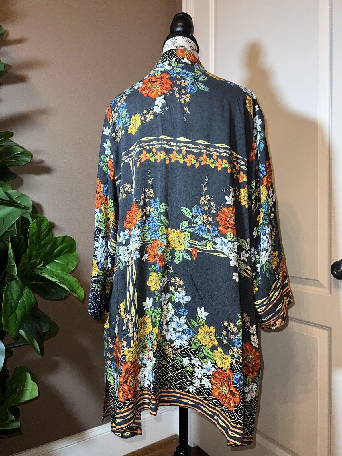 Johnny Was Silky Kimono Sz L Large Floral Beautifully Soft Black Floral Wrap