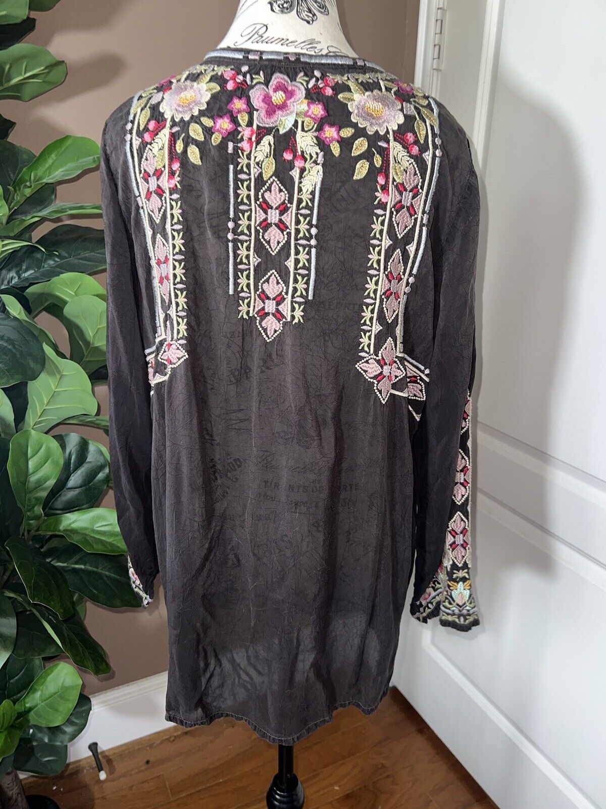 Johnny Was XL Beautiful Embroidered Dark Brown Peasant Tunic Top Silky Flowers