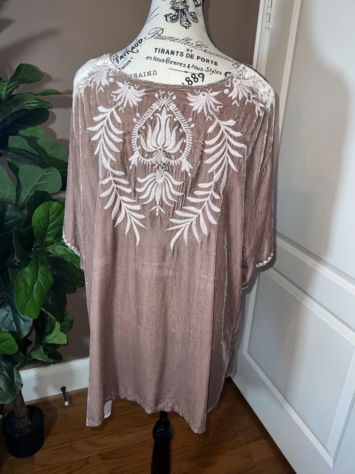 Johnny Was Dusty Rose Pink Velvet Embroidered Tunic Top Flutter Sleeve 1XL 1X XL