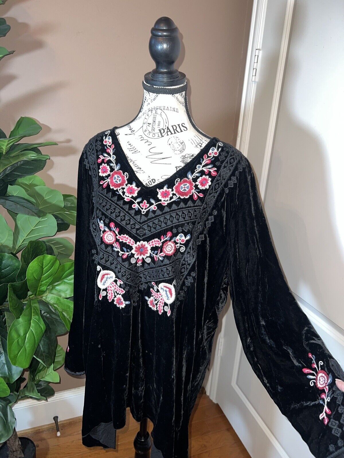 Johnny Was Black Velvet Heavily Embroidered Tunic Top Long Sleeve Sz XL 1XL 1X