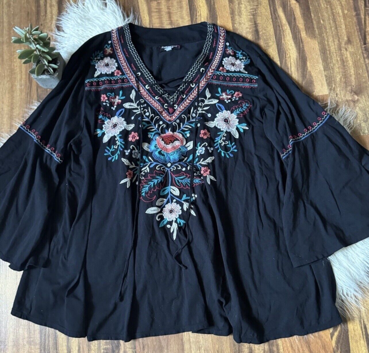 Johnny Was Beautiful Embroidered Tunic Black Peasant Top Floral Sz 1X 1XL XL