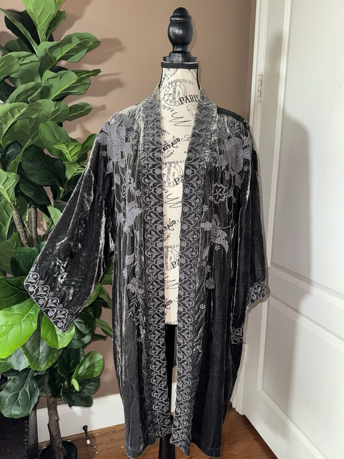 Johnny Was Sz 1X 1XL Grey Velvet Embroidered Kimono Wrap Floral & Birds STUNNING