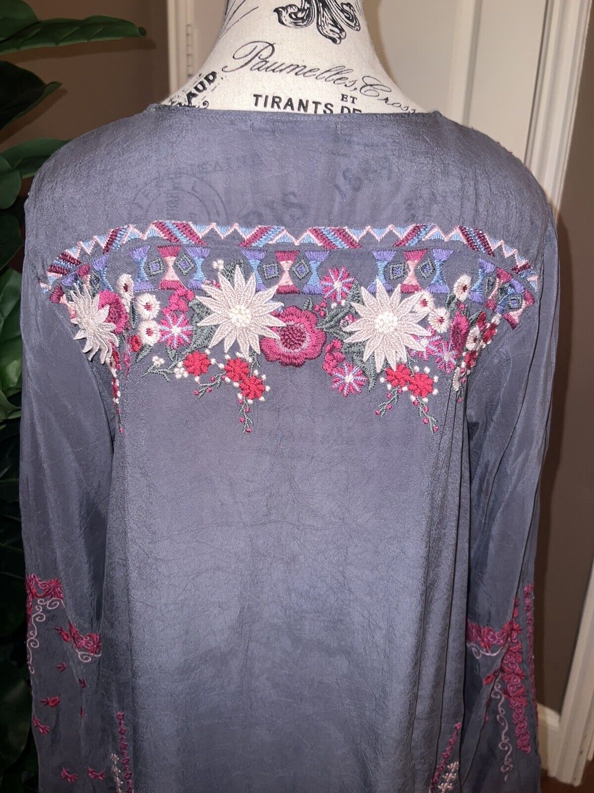 Johnny Was Sz M Medium Heavily Embroidered Silky Tunic Top Kimono Sleeve Grey