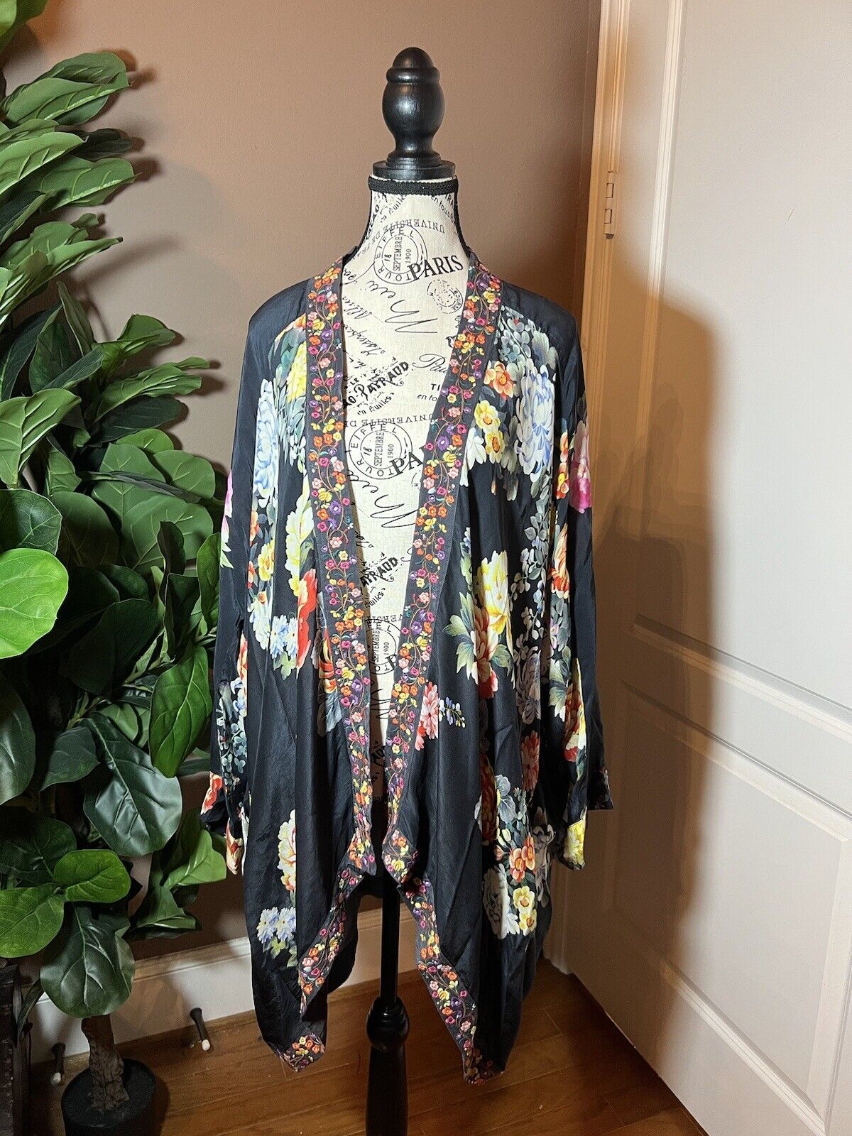 Johnny Was Silky Floral Kimono  Heavily Embroidered Trim L Large Pockets