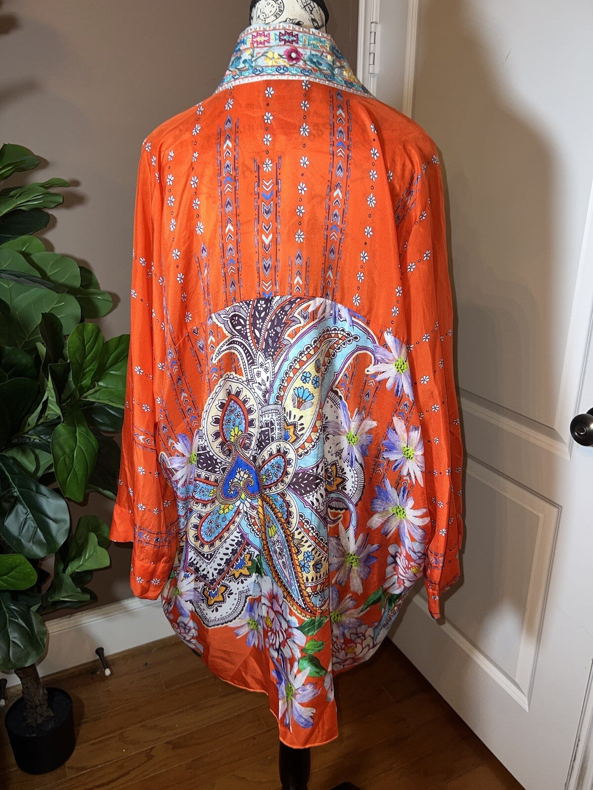 New Johnny Was 100% Silk Kimono XL Embroidered Floral Handkerchief Hem Johnny Was