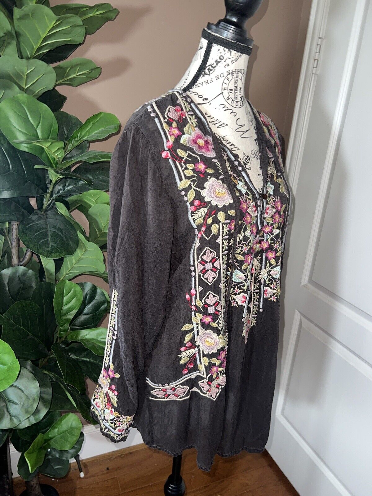 Johnny Was XL Beautiful Embroidered Dark Brown Peasant Tunic Top Silky Flowers