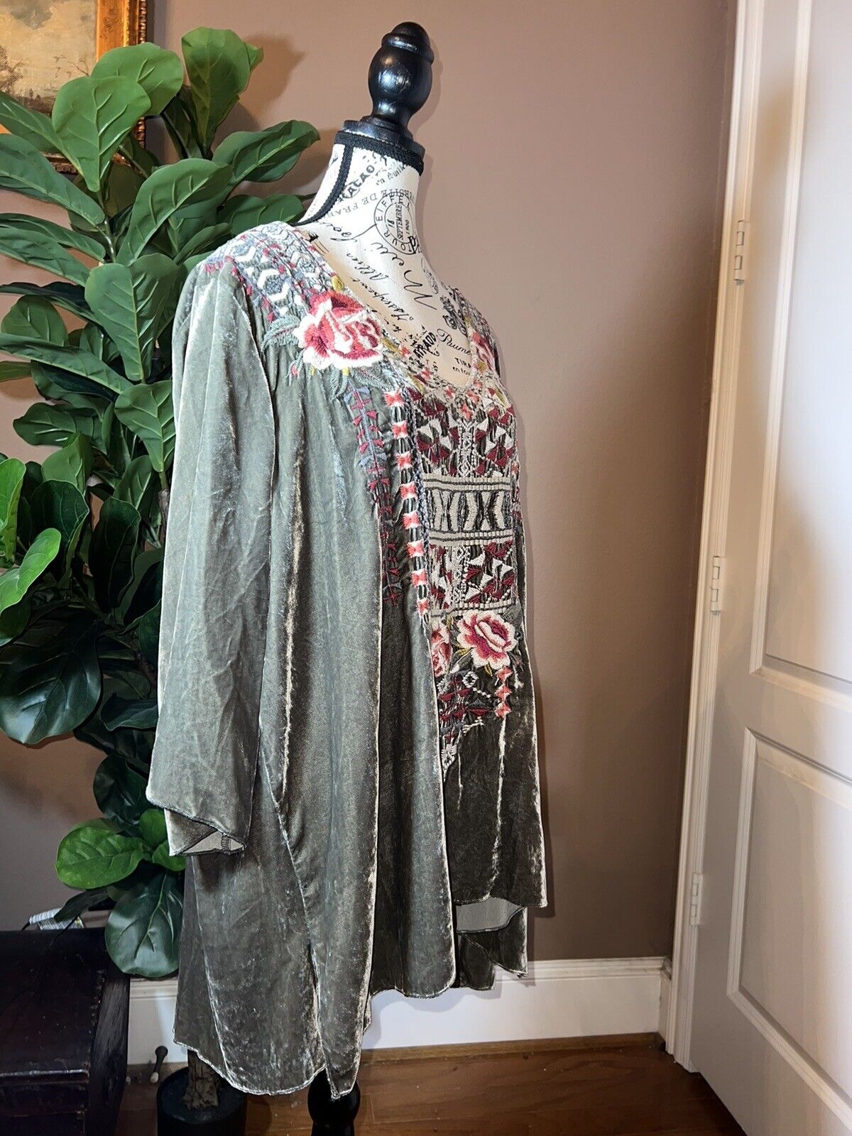 Johnny Was OliveGrey Velvet Heavily Embroidered Tunic Top Long Sleeve Sz 1X (XL)