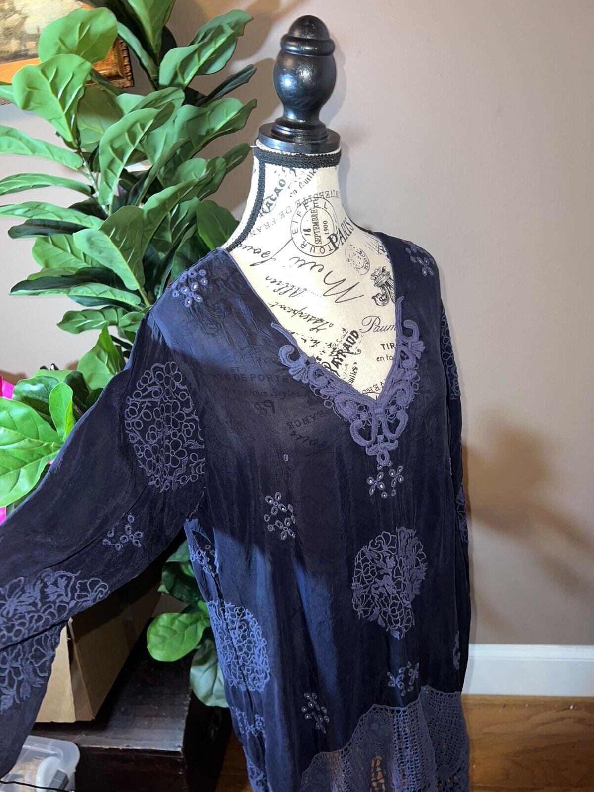 Johnny Was Sz M Medium Heavily Embroidered Silky Tunic Top Kimono Sleeve Navy