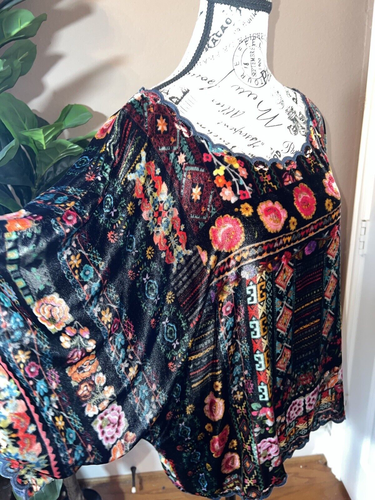 Johnny Was Black & Floral Velvet Tunic Top L Large Peasant  Roses Kimono