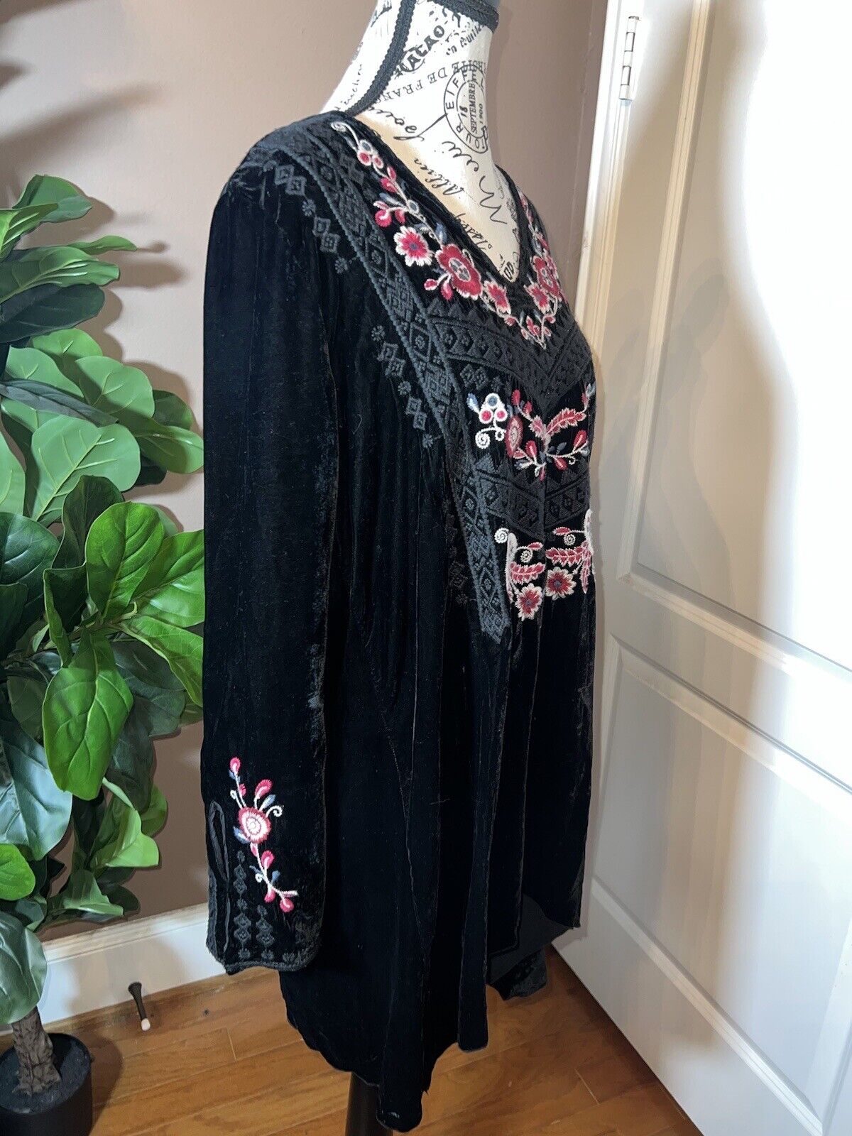 Johnny Was Black Velvet Heavily Embroidered Tunic Top Long Sleeve Sz XL 1XL 1X