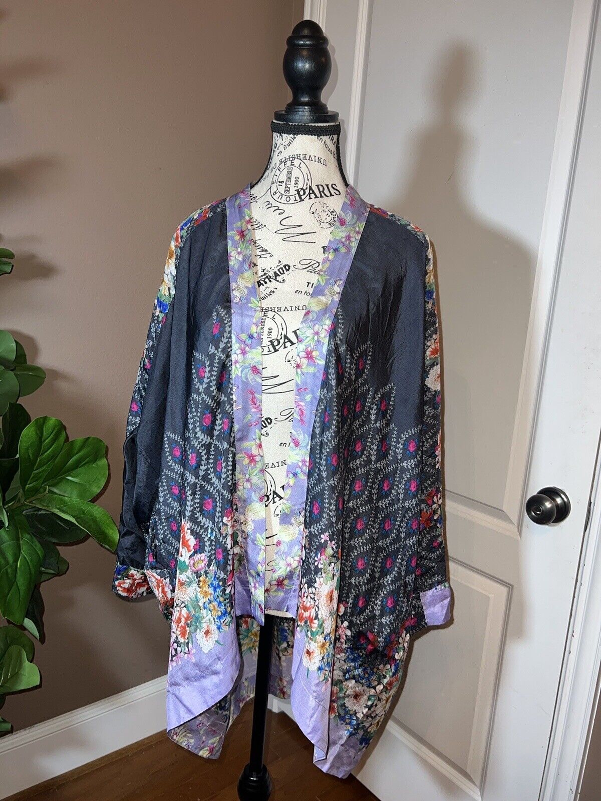 Johnny Was 100% Silk Kimono Sz L Large Gorgeous Floral Pattern & Vibrant Colors