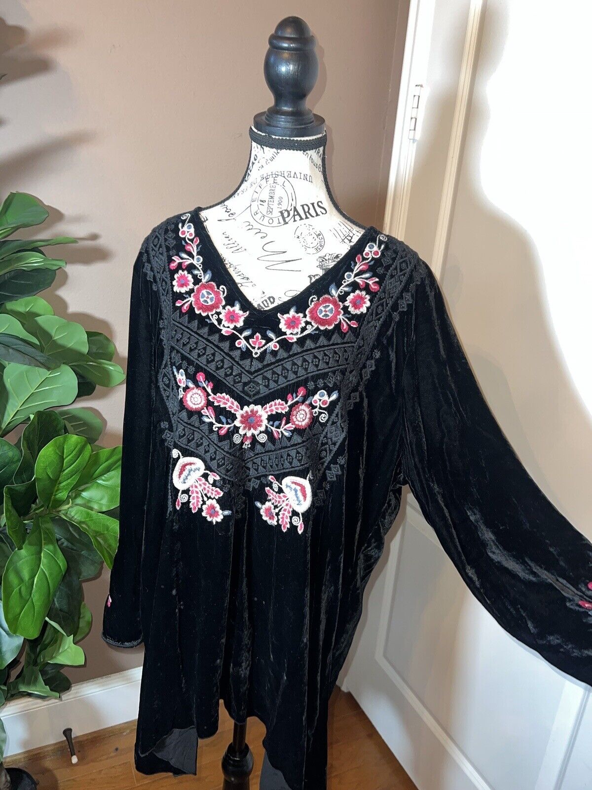 Johnny Was Black Velvet Heavily Embroidered Tunic Top Long Sleeve Sz XL 1XL 1X