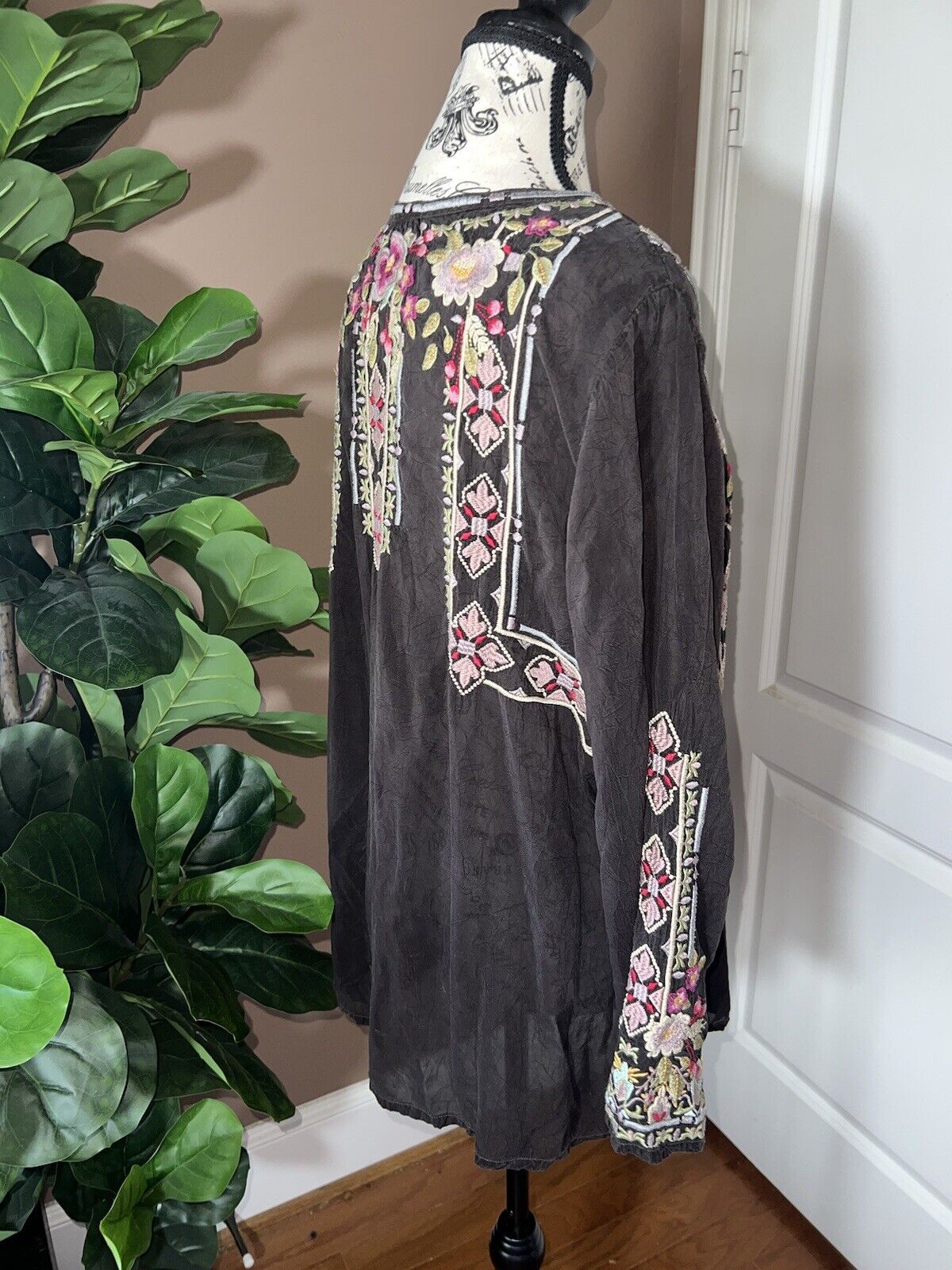 Johnny Was XL Beautiful Embroidered Dark Brown Peasant Tunic Top Silky Flowers