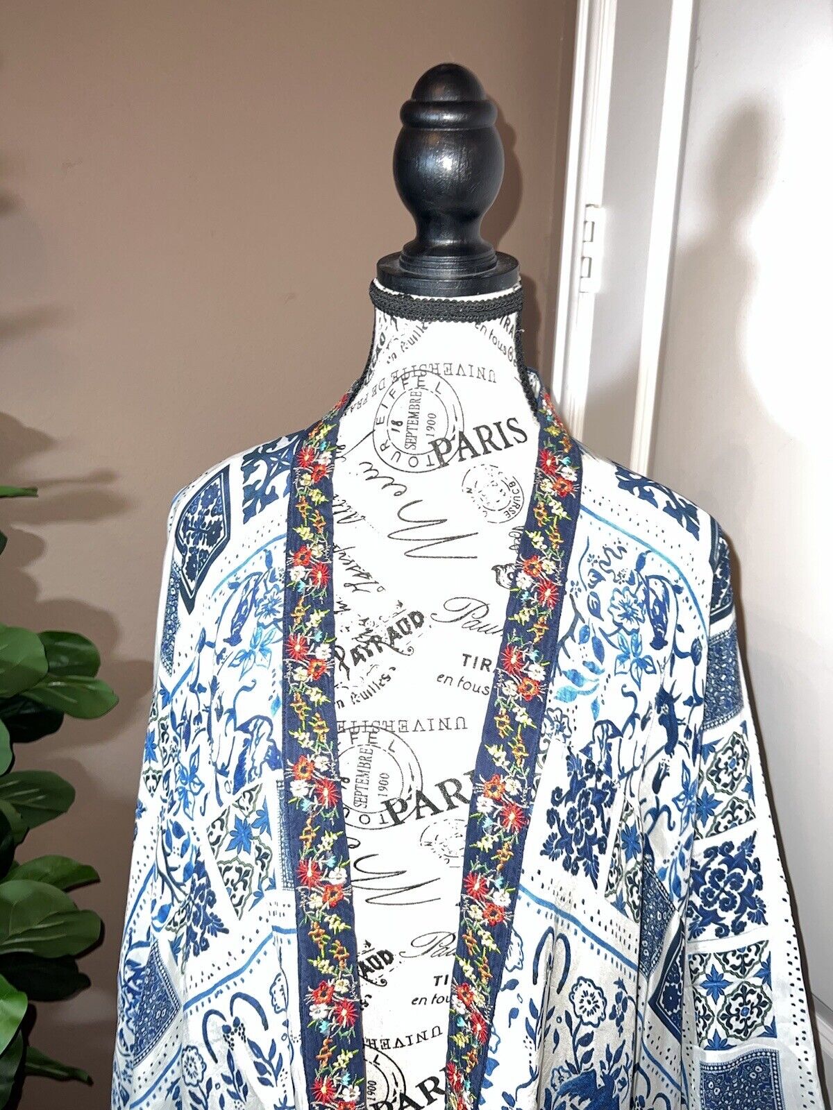 Johnny Was Silky Embroidered Kimono Wrap Blue & White Sz M 32” PTP Cardigan