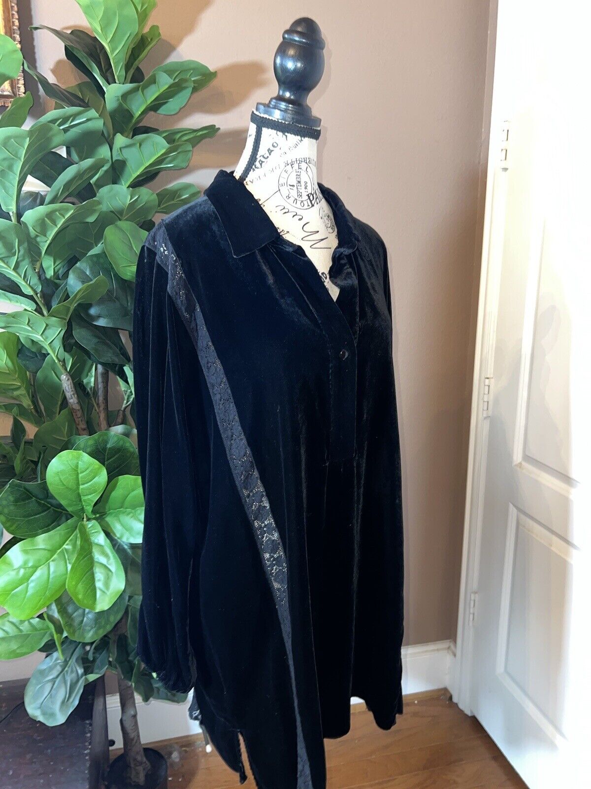 Johnny Was Black Velvet With Inset Lace Tunic Top Long Sleeve Button Sz L Large