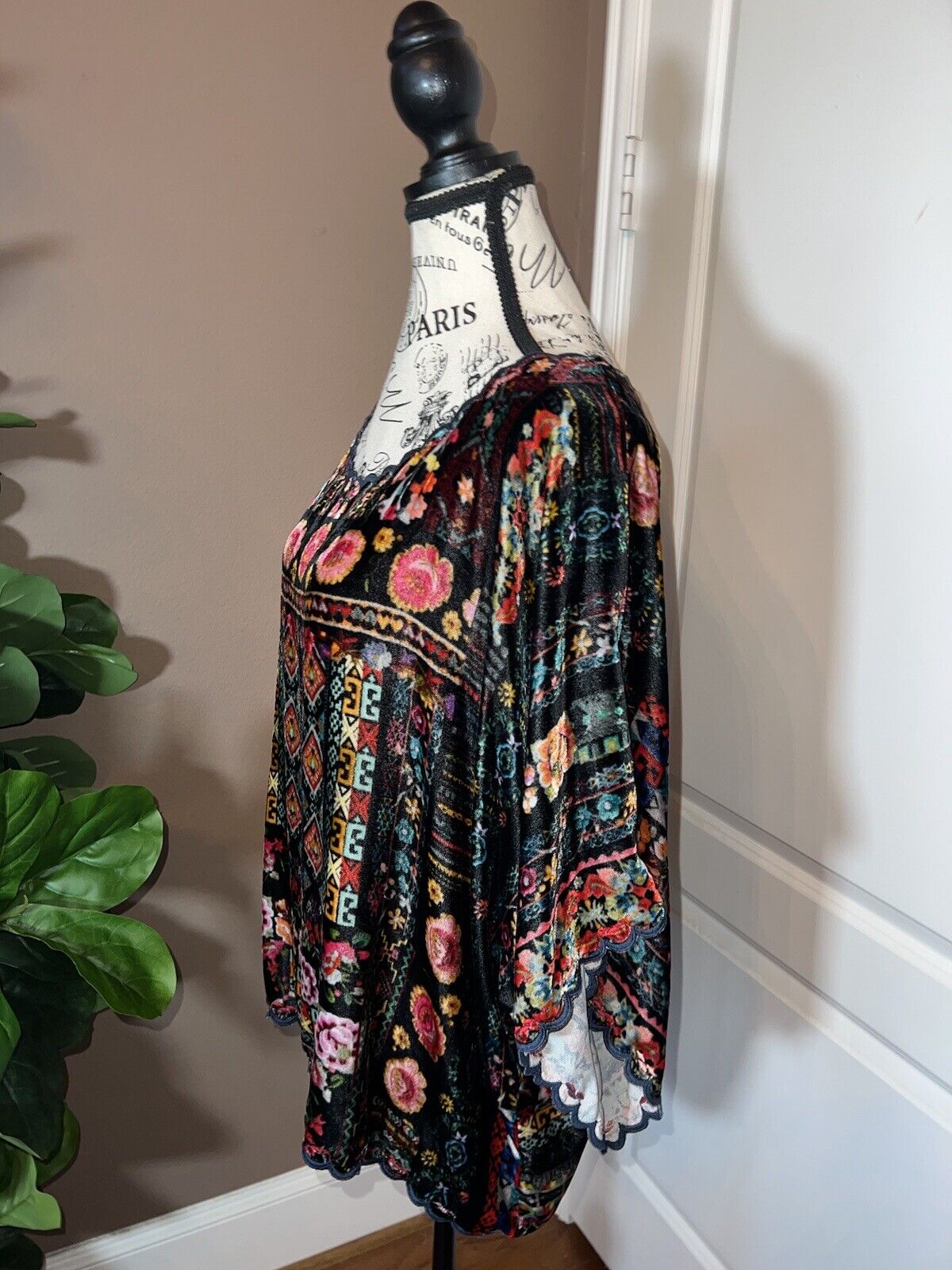 Johnny Was Black & Floral Velvet Tunic Top L Large Peasant  Roses Kimono