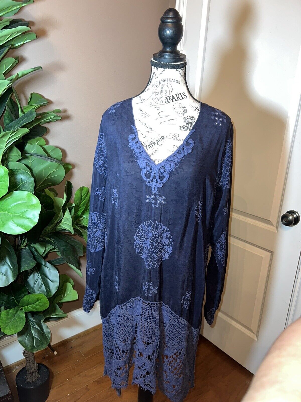 Johnny Was Sz M Medium Heavily Embroidered Silky Tunic Top Kimono Sleeve Navy