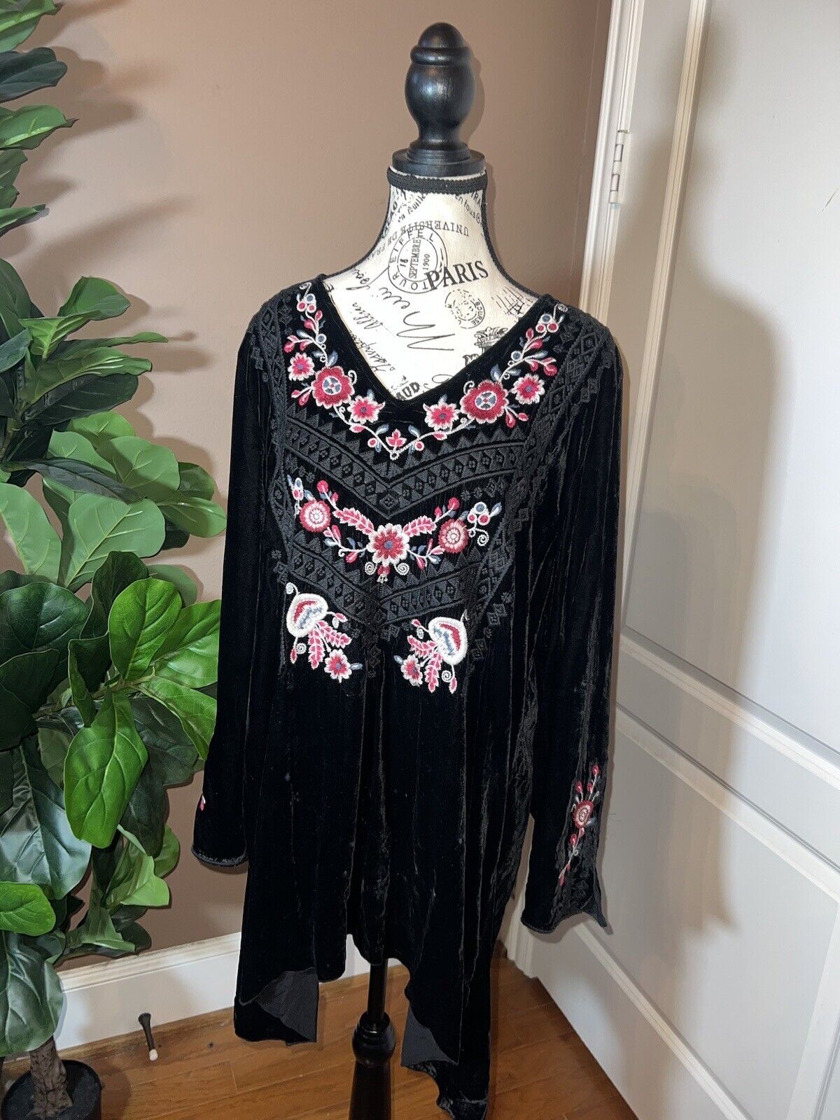 Johnny Was Black Velvet Heavily Embroidered Tunic Top Long Sleeve Sz XL 1XL 1X