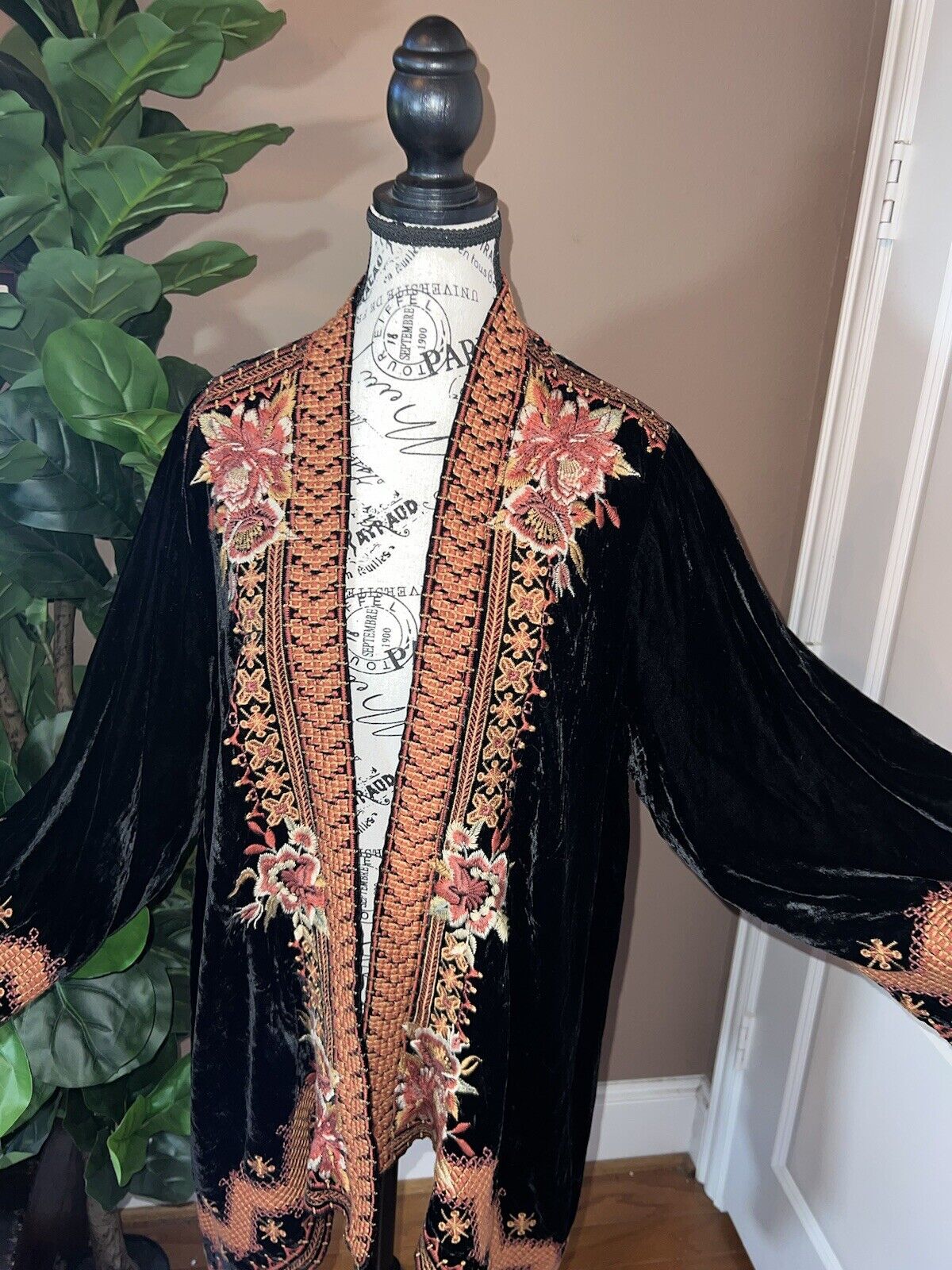 Johnny Was Black Velvet Embroidered Kimono Wrap Sz 1XL 1X XL Floral STUNNING