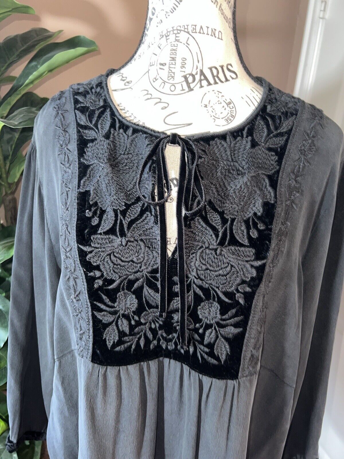 Johnny Was Sz XL Black 100% Silk & Velvet Peplum Tunic Top Tonal Embroidery