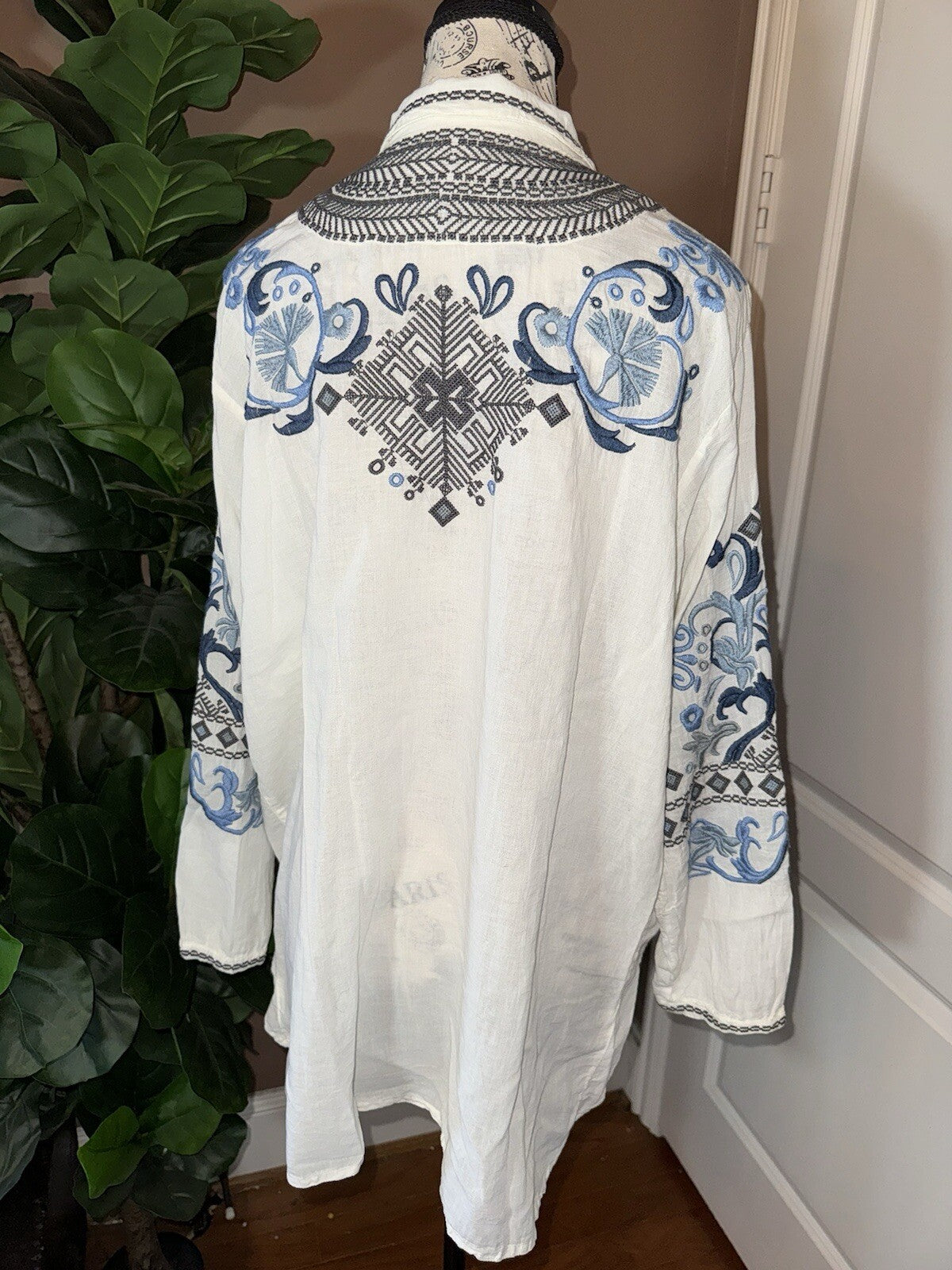 Johnny Was XL Blue & White Button Up Blouse Shirt Embroidered Floral Top Cool Johnny Was