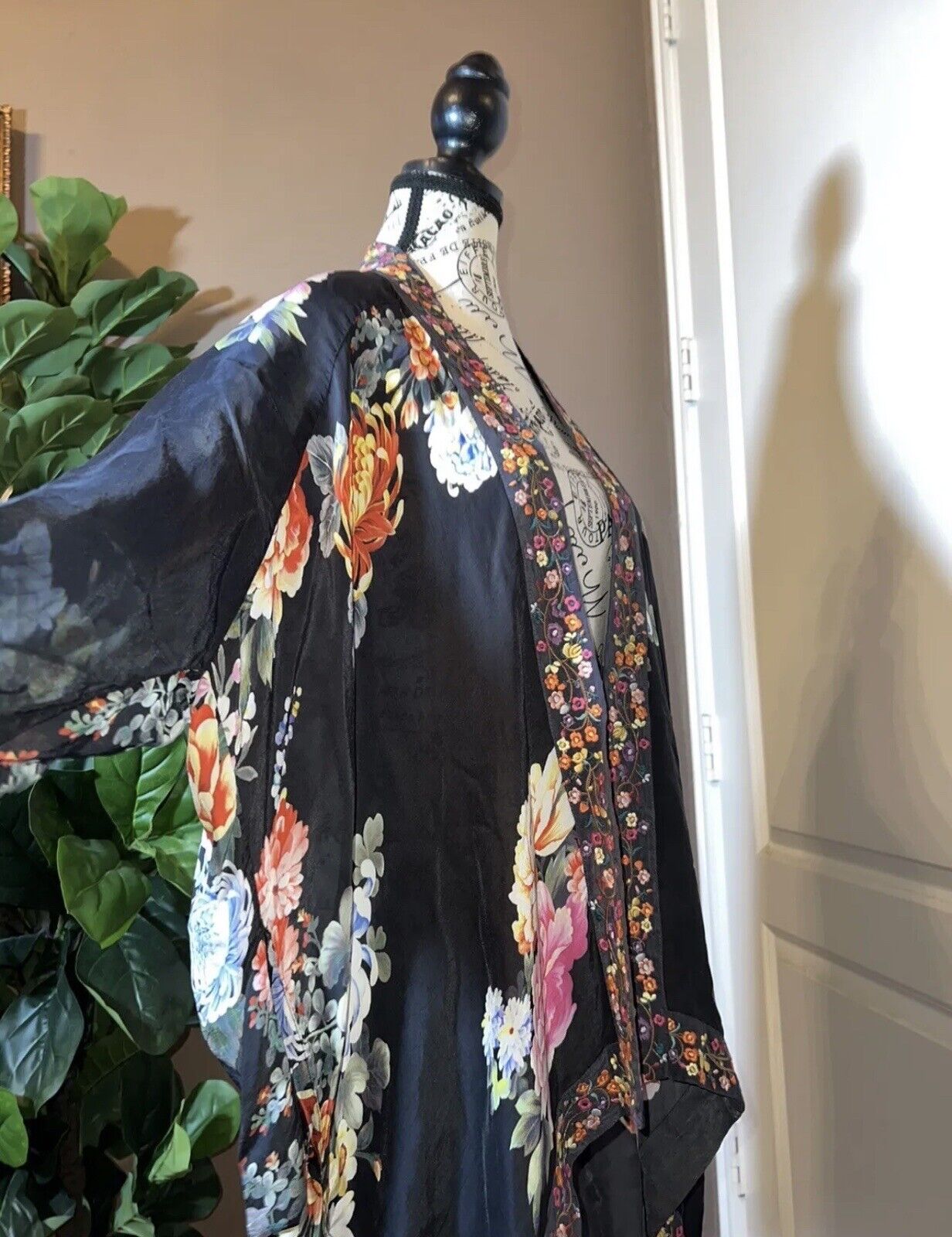 Johnny Was Silky Floral Kimono  1X 1XL XL Heavily Embroidered & Pockets