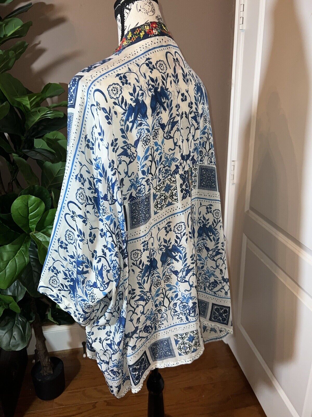 Johnny Was Silky Embroidered Kimono Blue & White Sz L Large Flowy SUMMER