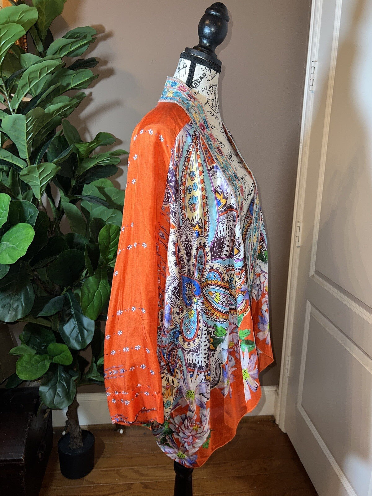 New Johnny Was 100% Silk Kimono XL Embroidered Floral Handkerchief Hem Johnny Was