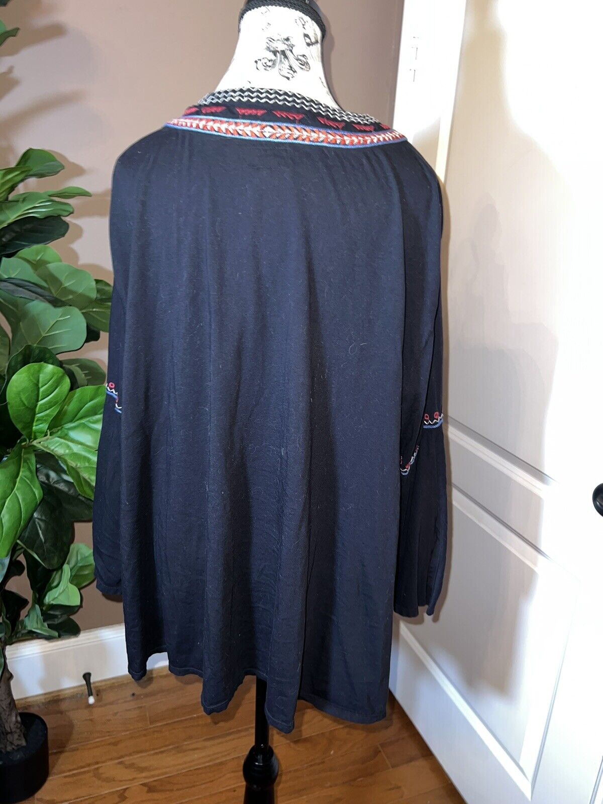 Johnny Was Beautiful Embroidered Tunic Black Peasant Top Floral Sz 1X 1XL XL