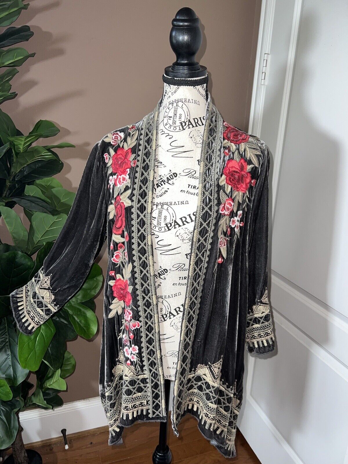 Johnny Was M Medium Grey Velvet Heavily Embroidered Kimono Wrap Top Roses