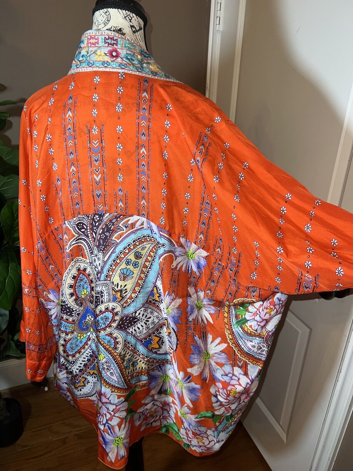 New Johnny Was 100% Silk Kimono L Large Embroidered Floral Handkerchief Hem