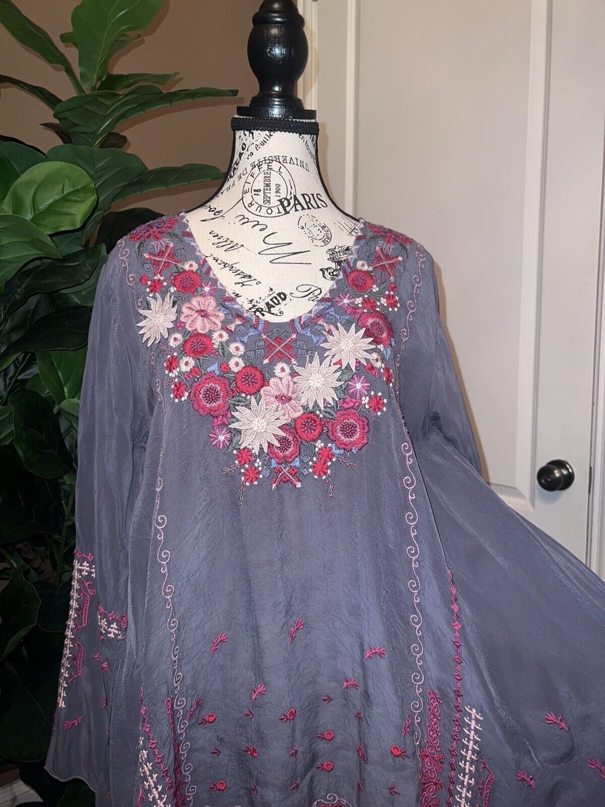 Johnny Was Sz M Medium Heavily Embroidered Silky Tunic Top Kimono Sleeve Grey