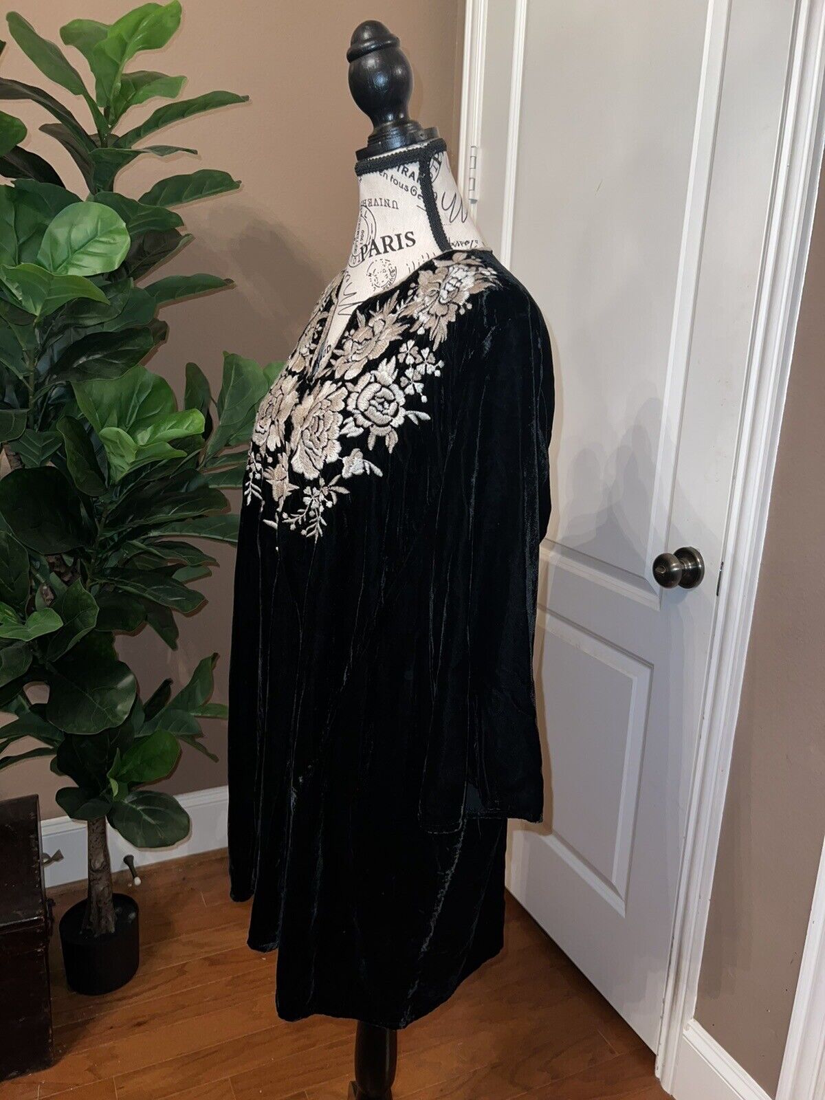 Johnny Was M Medium Black Velvet Heavily Embroidered Tunic Top Long Sleeve