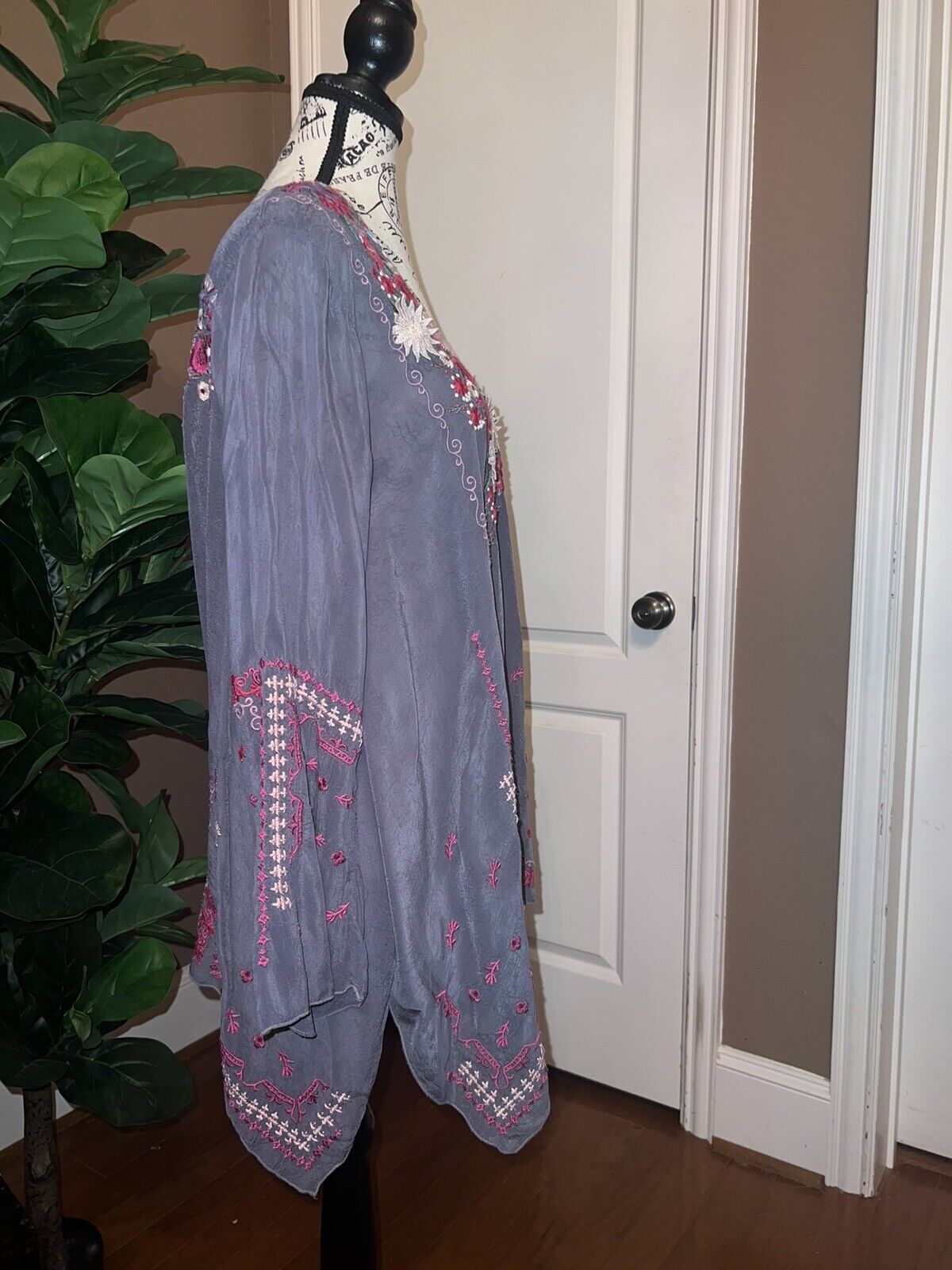 Johnny Was Sz M Medium Heavily Embroidered Silky Tunic Top Kimono Sleeve Grey