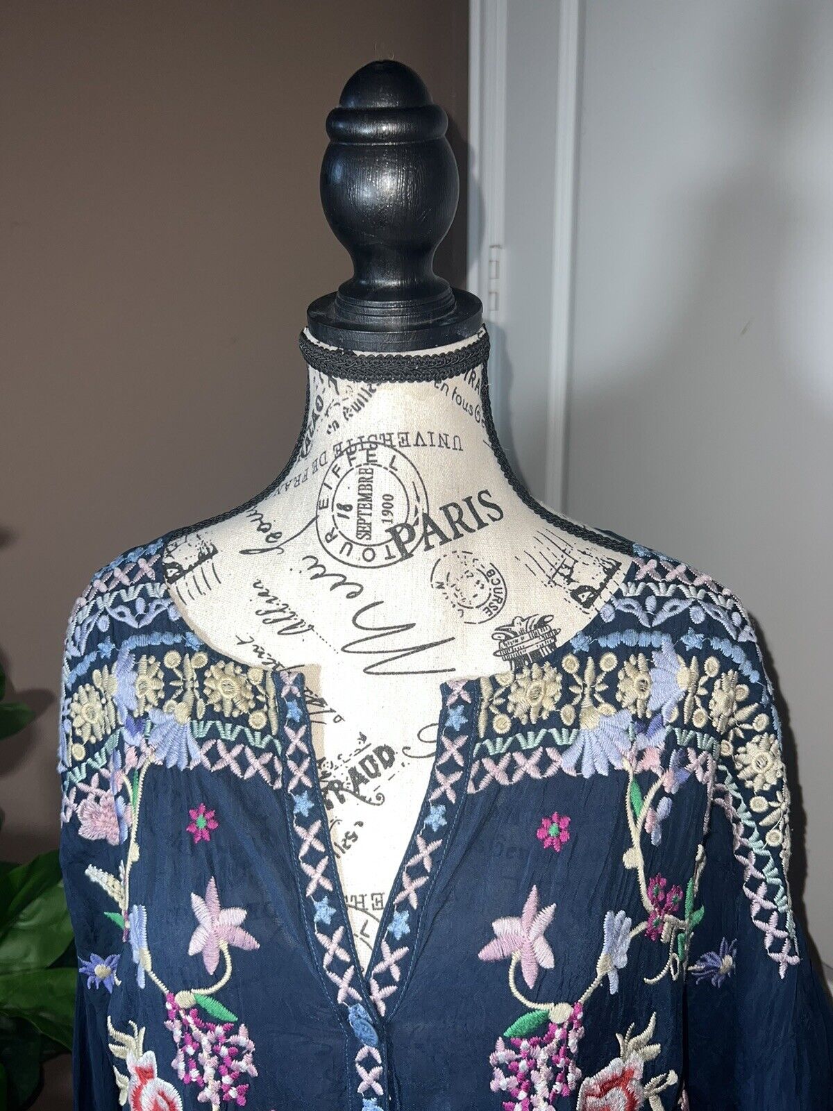 Johnny Was Sz 1X 1XL Silky Floral Tunic Top Embroidered With Beautiful Flowers