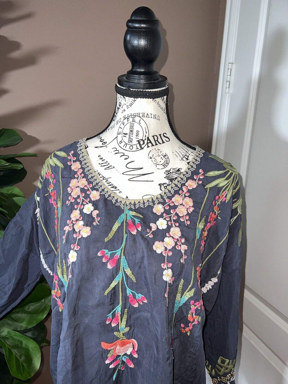 Johnny Was Silky Floral Heavily Embroidered Tunic Top L Kimono Sleeves