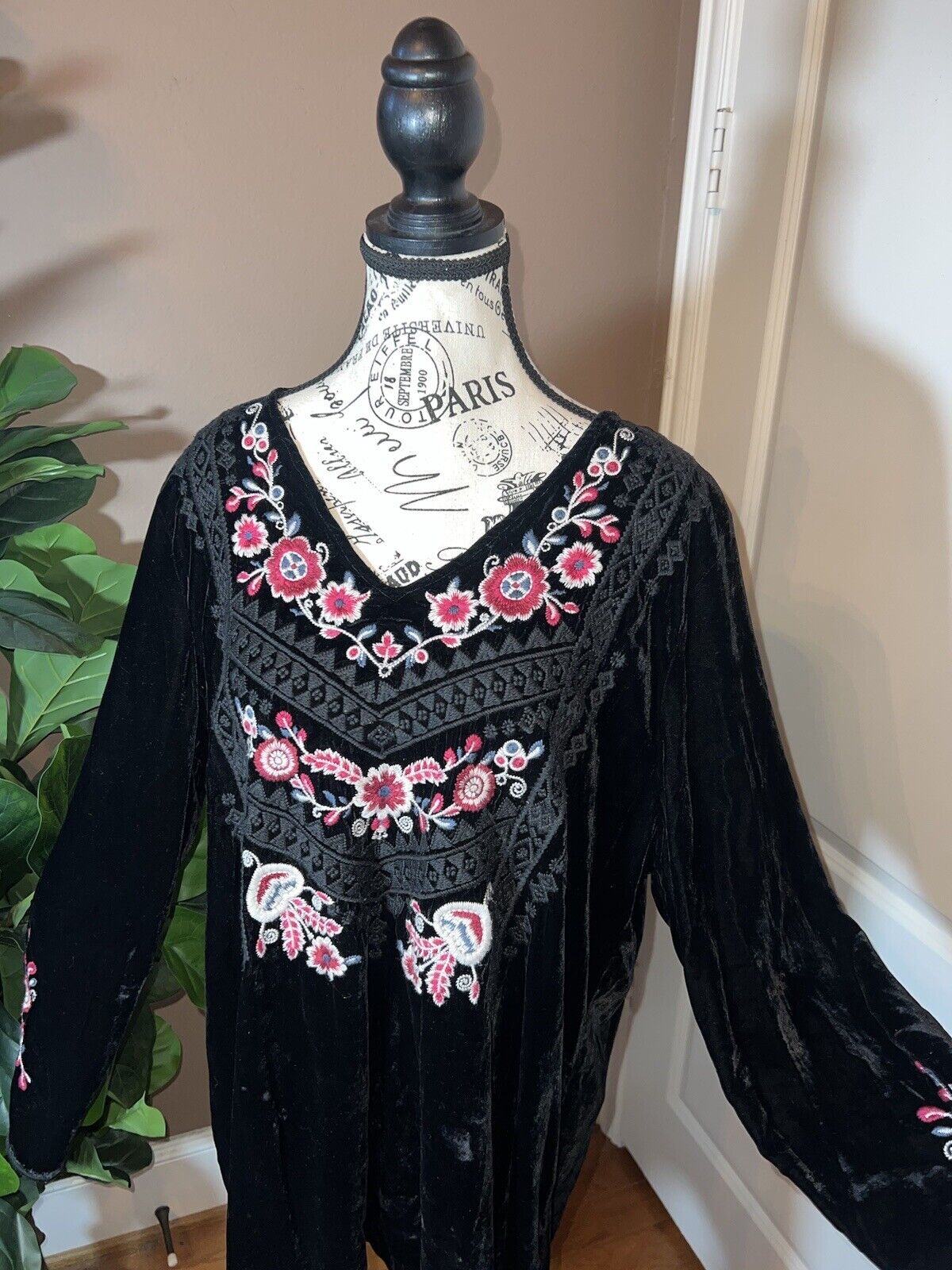 Johnny Was Black Velvet Heavily Embroidered Tunic Top Long Sleeve Sz XL 1XL 1X