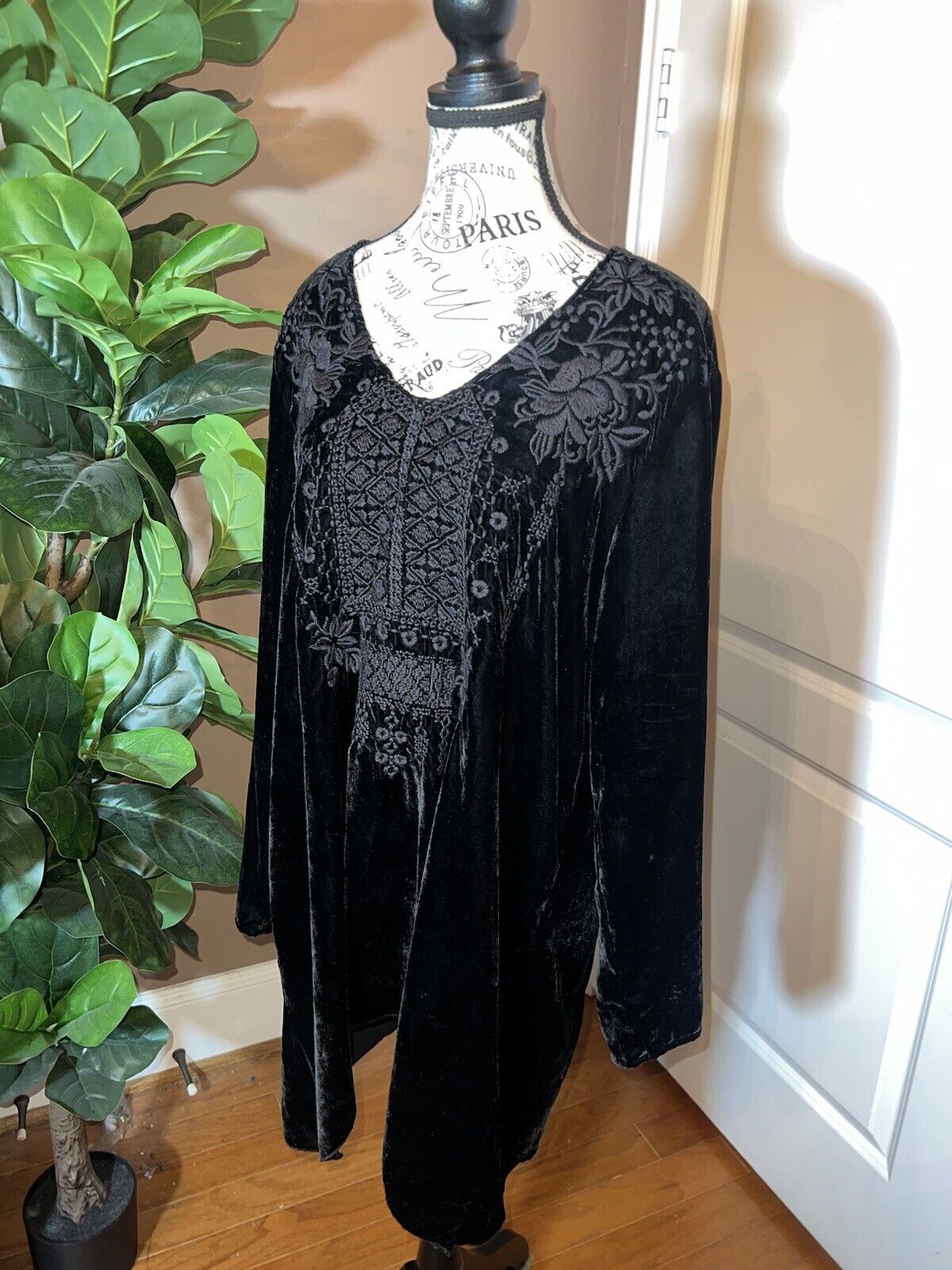 Johnny Was XL 1X 1XL Black Velvet Tonal Embroidery Tunic Top Kimono Sleeves