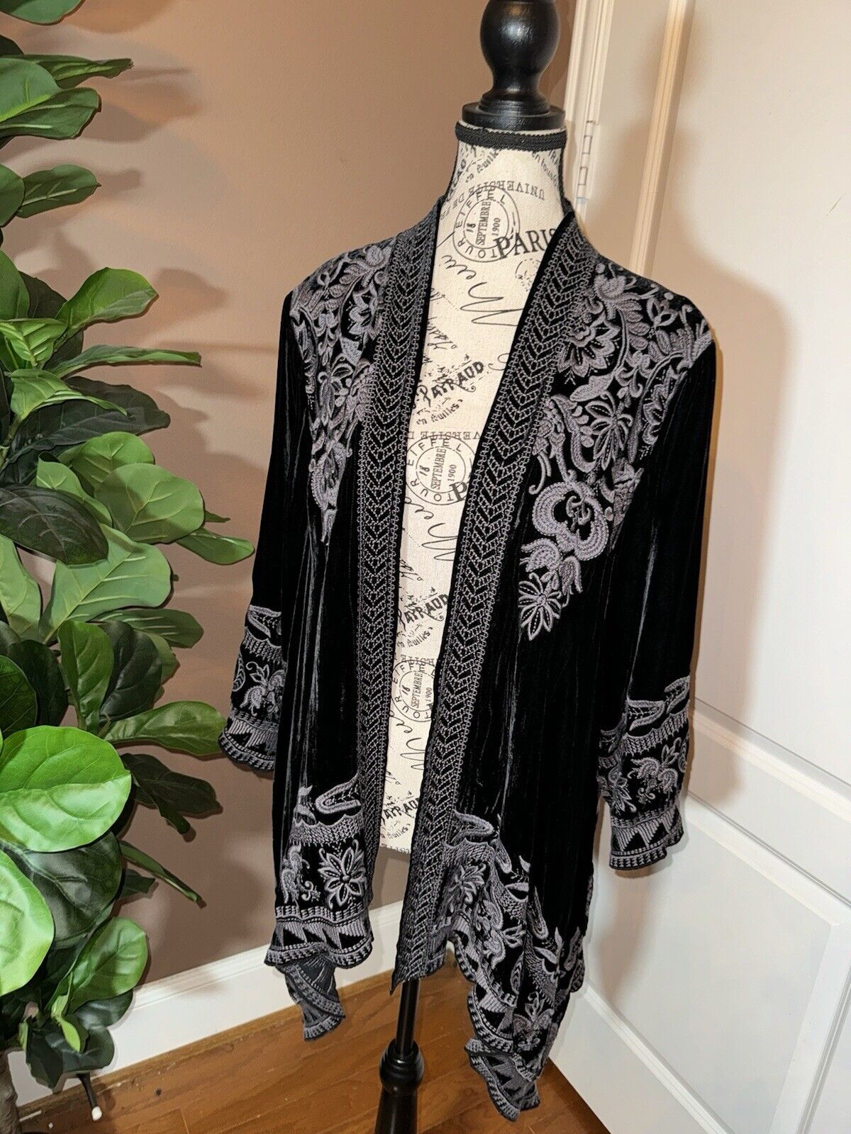 Johnny Was XL 1X 1XL Black Velvet Tonal Embroidery Kimono Handkerchief