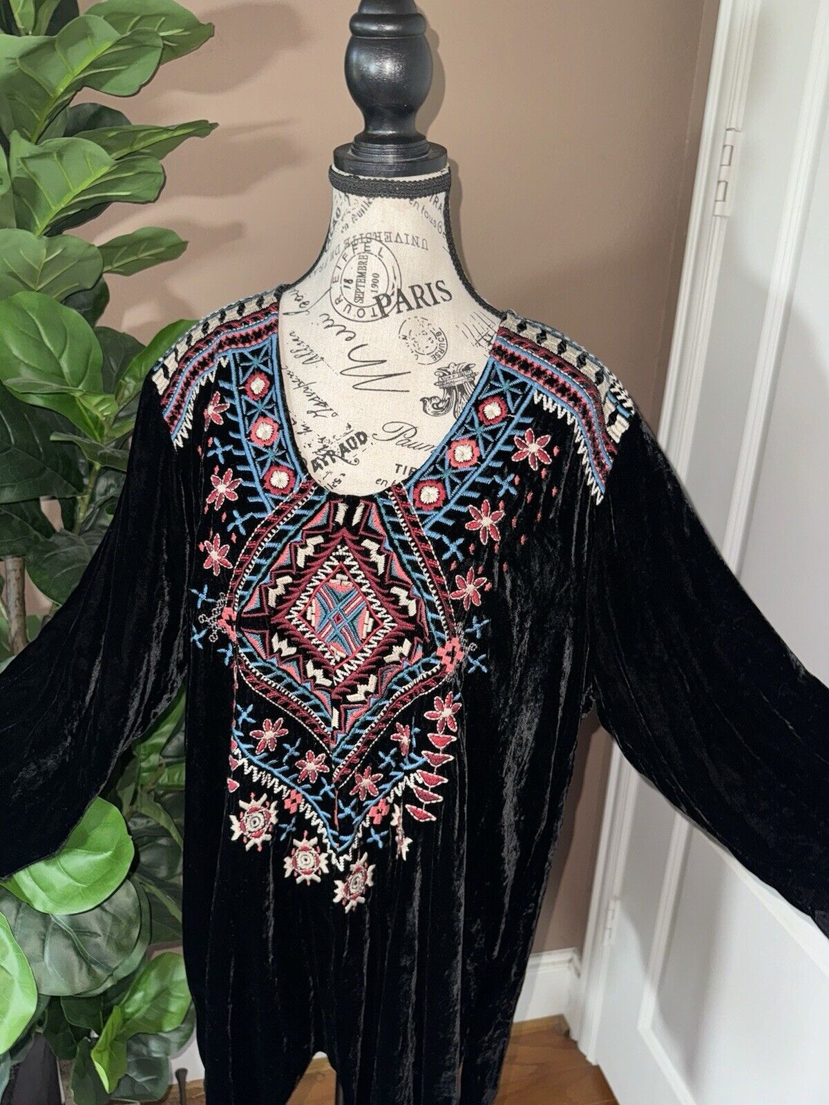 Johnny Was Sz Xl 1X 1XL Black Velvet Heavily Embroidered Tunic Top Geometric