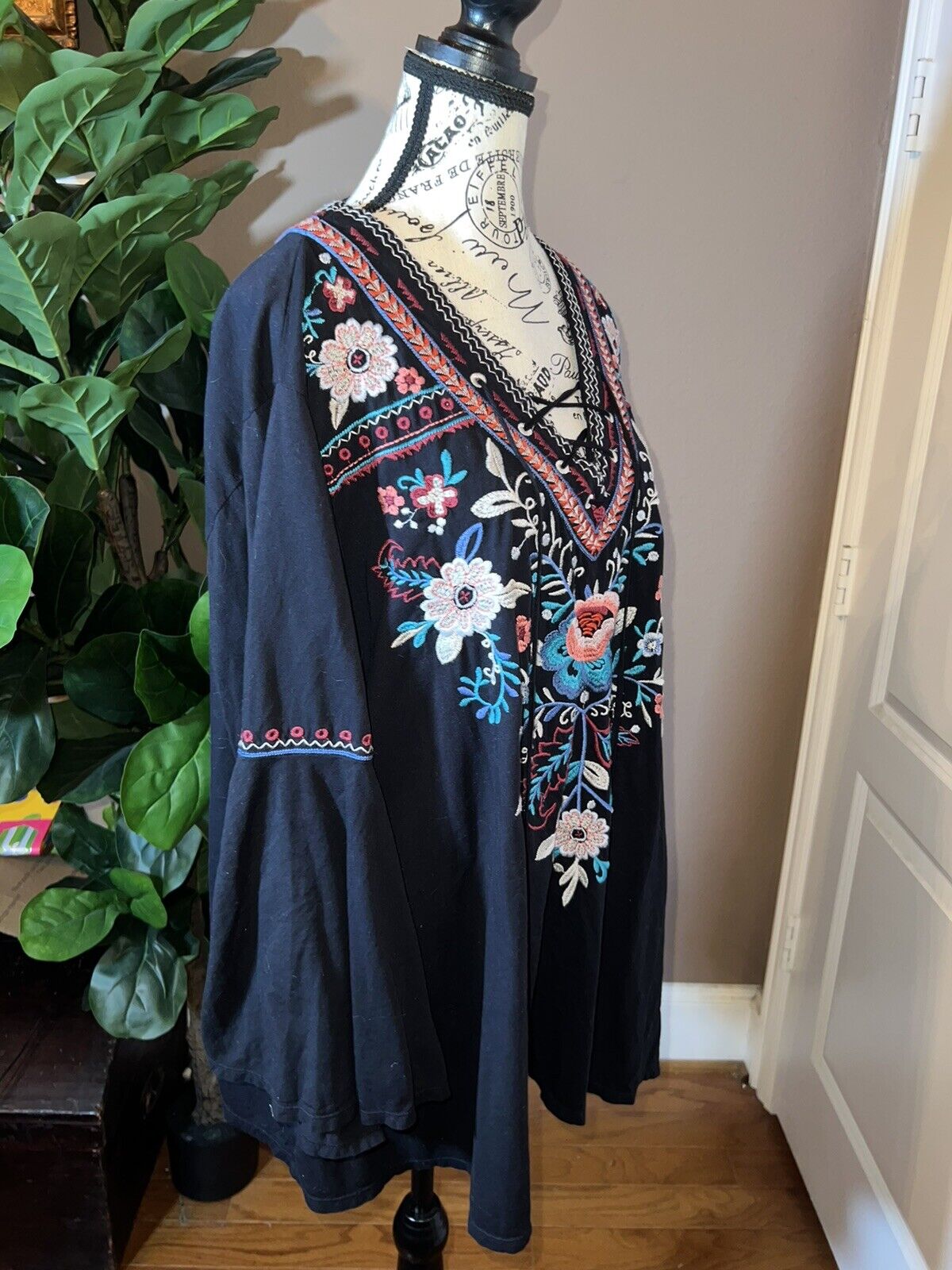 Johnny Was Beautiful Embroidered Tunic Black Peasant Top Floral Sz 1X 1XL XL