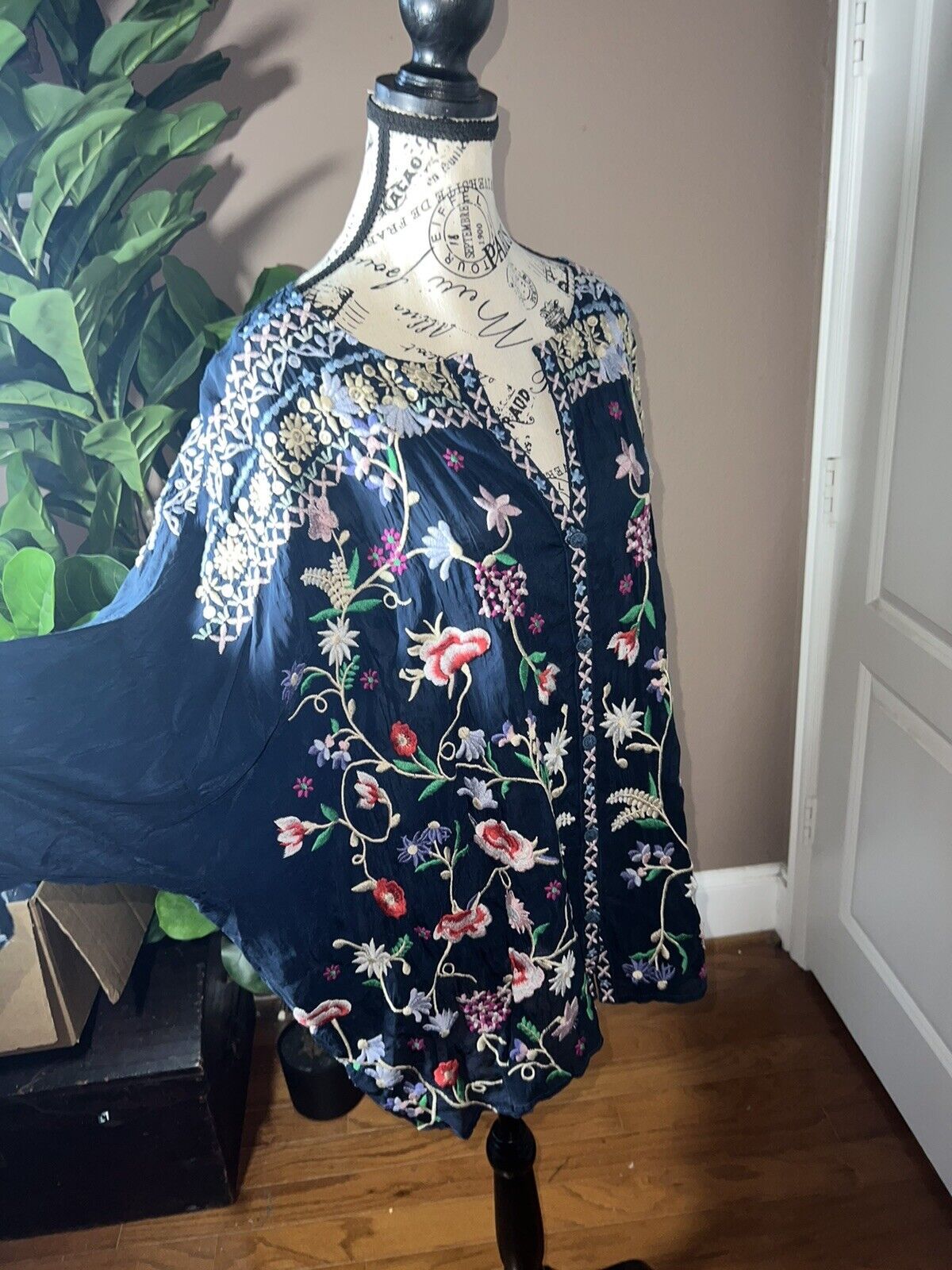 Johnny Was Sz 1X 1XL Silky Floral Tunic Top Embroidered With Beautiful Flowers